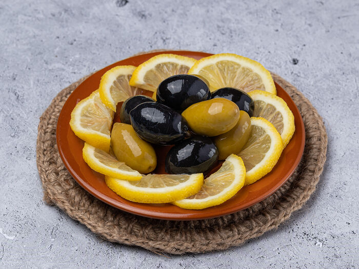 Оливки, лимон