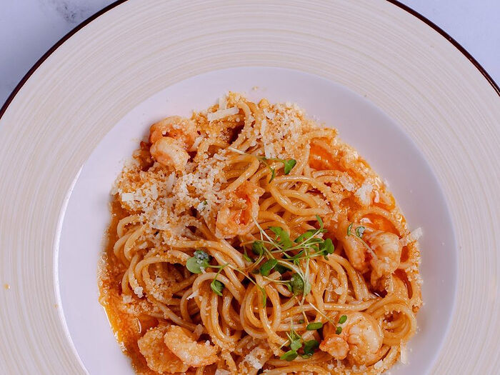 Спагетти с креветками в соусе биск