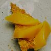 Фото к позиции меню Медовик с манго и карамельным кремом