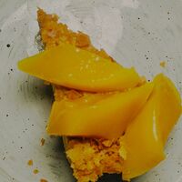 Медовик с манго и карамельным кремом