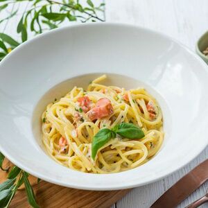 Спагетти с копченым лососем в сливочном соусе