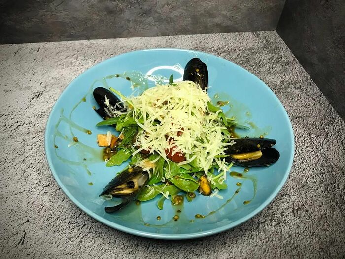 Салат с морепродуктами (мидии, креветки, кальмар)