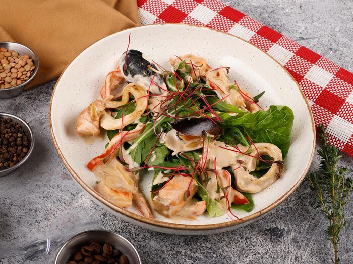 Теплый салат с морепродуктами и имбирным соусом