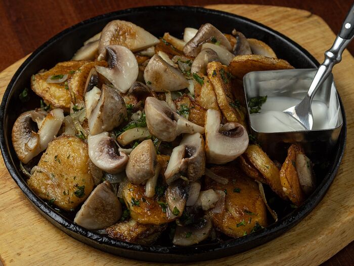 Сковорода с картофелем и грибами