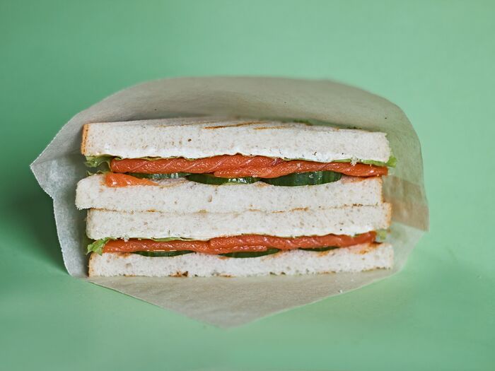 Сэндвич с лососем и творожным сыром