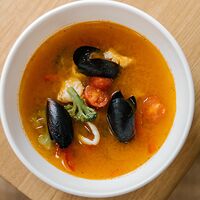 Томатный суп с окунем и морепродуктами