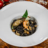 Фото к позиции меню Спагетти Неро с морепродуктами и соусом Песто