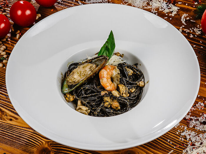 Спагетти Неро с морепродуктами и соусом Песто