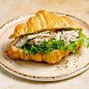 Фото к позиции меню Сэндвич с тунцом