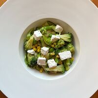 Зеленый салат с сыром фета