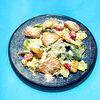 Фото к позиции меню Цыплёнок с хрустящим салатом и соусом цезарь