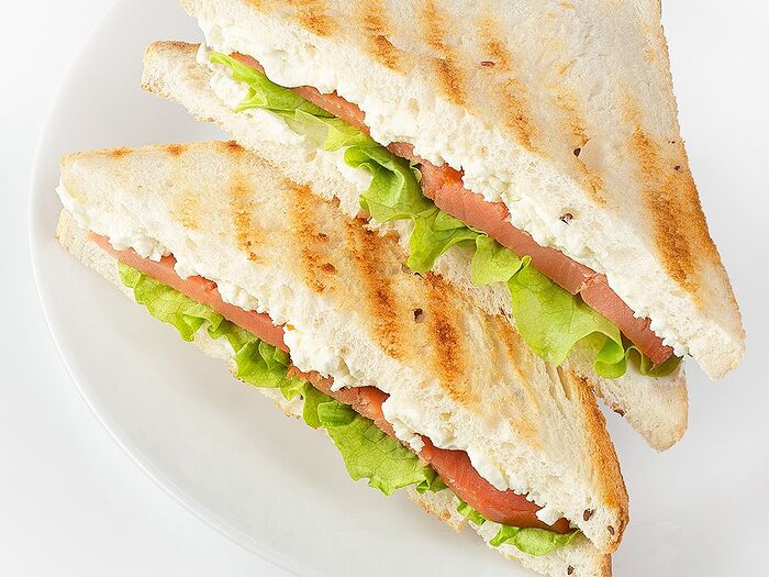 Сэндвич с копченым лососем