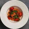 Фото к позиции меню Тальолини с томатом и базиликом