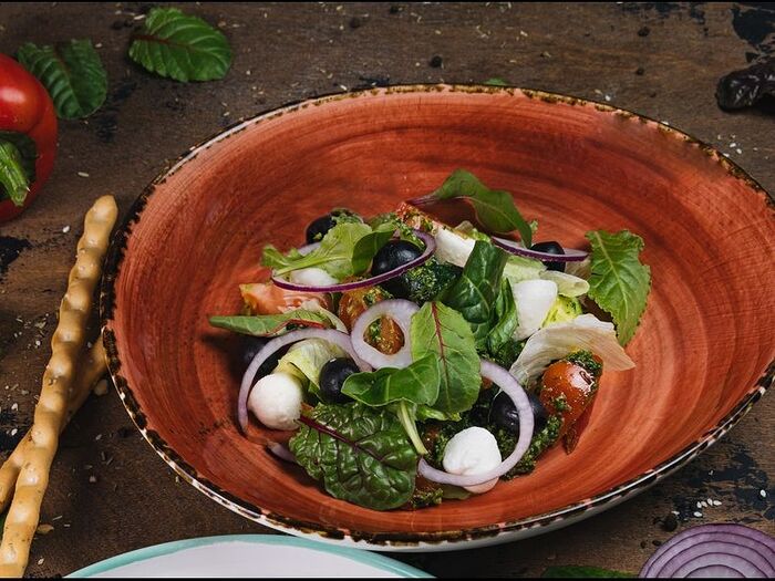 Итальянский салат из свежих овощей с молочной моцареллой и песто