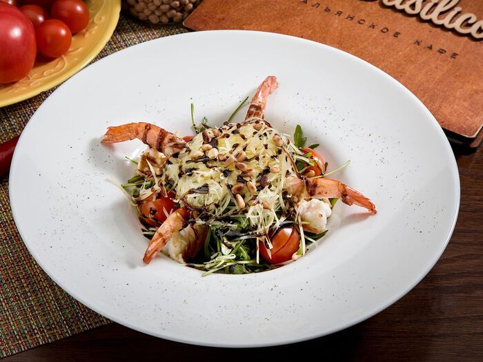 Итальянский классический салат с креветками, рукколой и кедровыми орехами