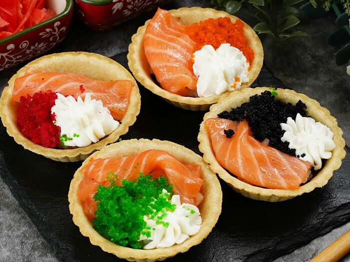 Суши на тарталетках с лососем
