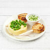 Фото к позиции меню Эскимо из рыбных котлет с картофельным пюре с зеленым горошком и огуречным салатом
