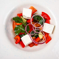 Салат из свежих овощей с сыром брынза