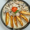 Фото к позиции меню Ломтики свинины с картофельными дольками, в сливочно-грибном соусе