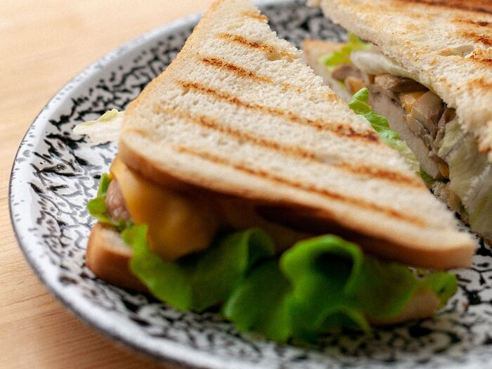 Сэндвич с курицей и грибами