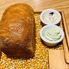 Фото к позиции меню Кукурузный хлеб с маслом