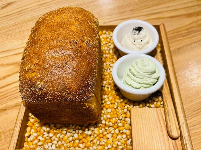 Кукурузный хлеб с мягким маслом северной креветки и чеснока с базиликом