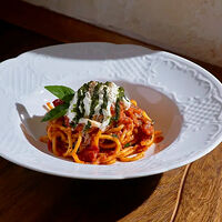 Спагетти с вялеными томатами черри и страчателлой
