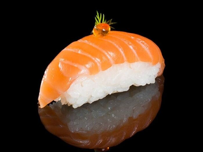 Нигири суши с лососем