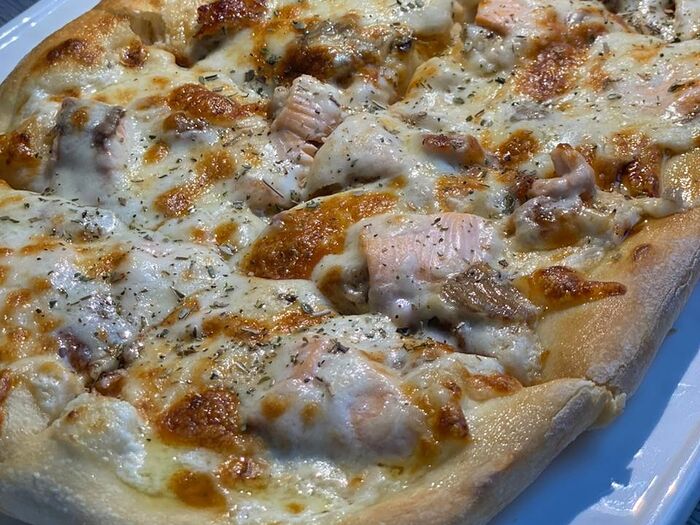 Пицца с угрем и лососем