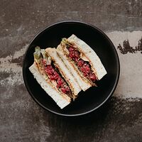 Японский сэндвич с рваной говядиной
