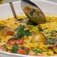 Сливочный суп с тунцом, лососем, томатами и картофелем конфи
