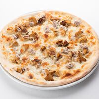 Пицца с колбасками сальсичча и белыми грибами