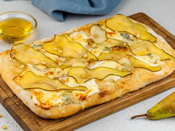Пицца с сыром горгонзола и карамелизованной грушей