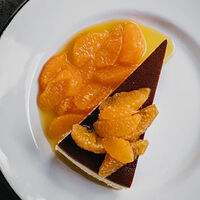 Баскский чизкейк с мандариновым соусом и сегментами мини-мандарина