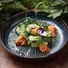 Фото к позиции меню Зеленый салат с лососем из соусом из манго