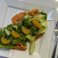 Салат с лососем и мандаринами