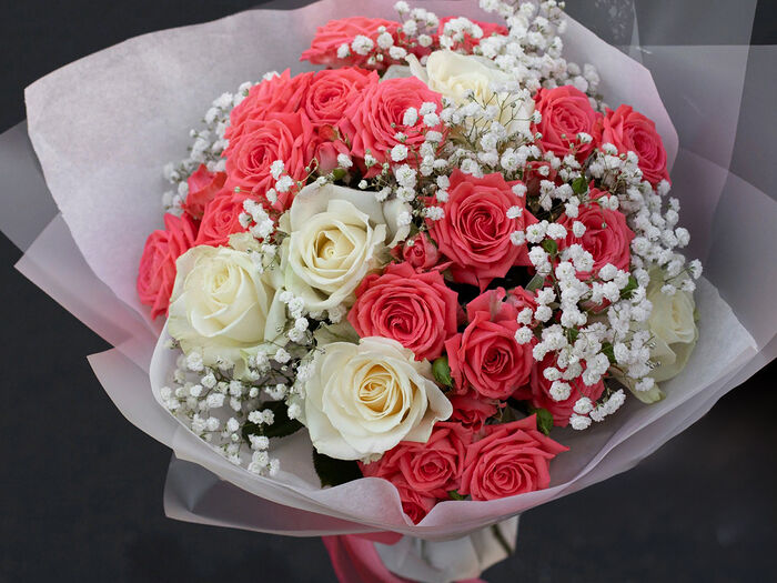 Букет цветов из белых и коралловых роз Коралловый бриз
