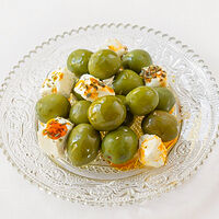 Маринованные оливки и сыр