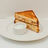Фото к позиции меню Сырный гриль-сэндвич с беконом