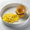 Фото к позиции меню Гамбургер с картофелем фри, пармезаном и трюфельным маслом