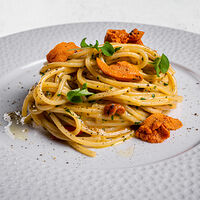 Спагетти с икрой и боттаргой морского ежа