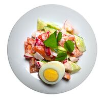 Домашний салат из овощей со сметаной и яйцом