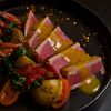 Фото к позиции меню Стейк из тунца с овощами фламбе и глазировкой манго-чили