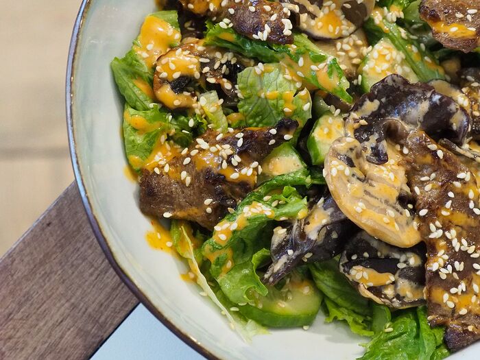 Азиатский салат с говядиной и древесными грибами