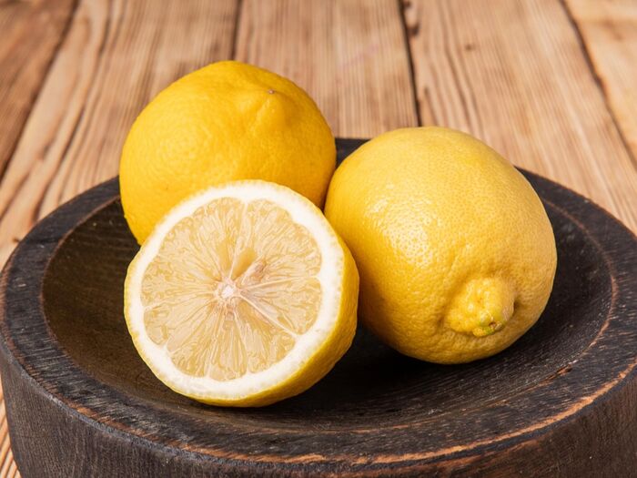 Лимон на две части