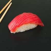 Суши тунец (нигири)
