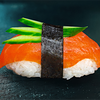Фото к позиции меню Суши с копченым лососем и огурцом