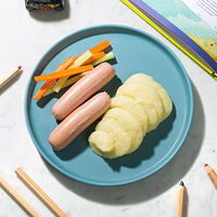Сосиски с пюре и овощными палочками