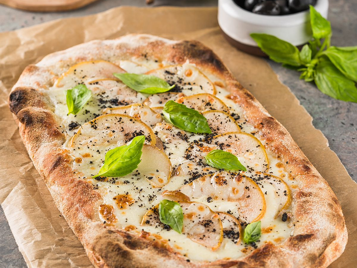 Пицца Римская с сыром горганзола и карамелизированной грушей