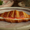 Фото к позиции меню Круассан с лососем и сливочным сыром